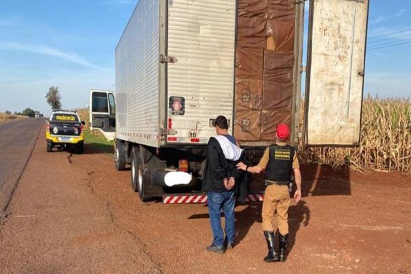 Homem é detido pela PRE com caminhão carregado com cigarros na PR-239