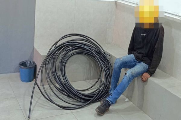 Homem é detido por policial de folga furtando fios no Bairro Nova Cidade