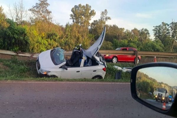 Imagem referente a notícia: Uma pessoa morre e outras duas ficam encarceradas em grave acidente de trânsito na BR-277