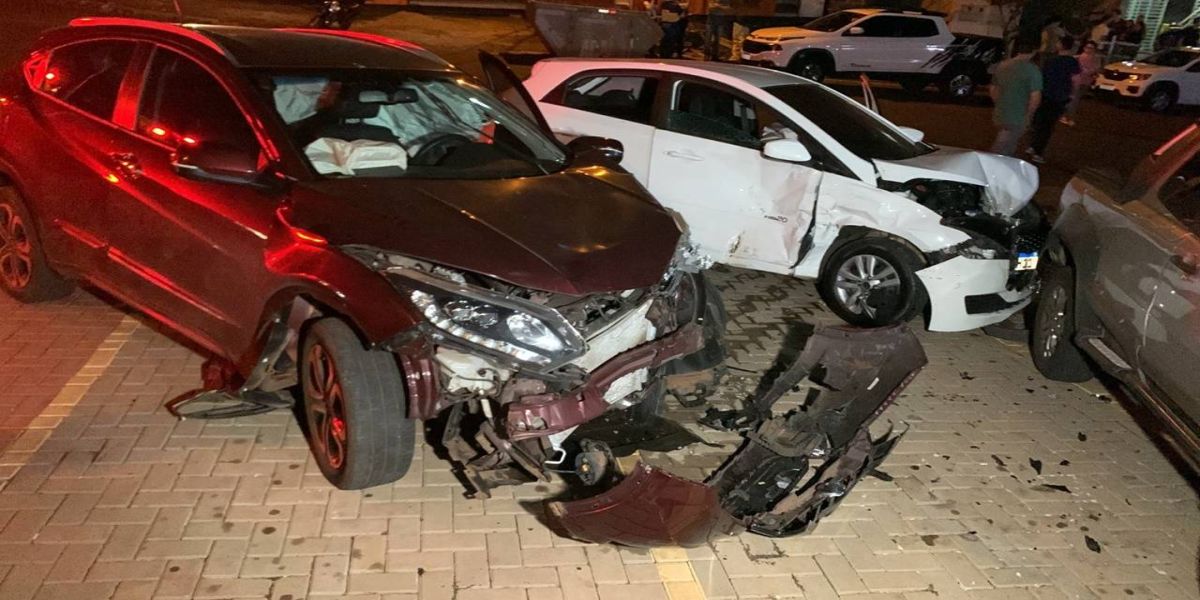 Três automóveis se envolvem em forte colisão no Bairro Canadá, em Cascavel