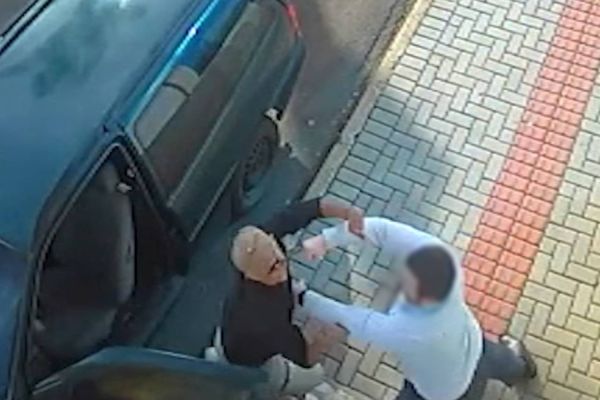 Imagem referente a notícia: Homem tenta furtar carro, mas proprietário impede marginal a “porrada” no sudoeste do Paraná