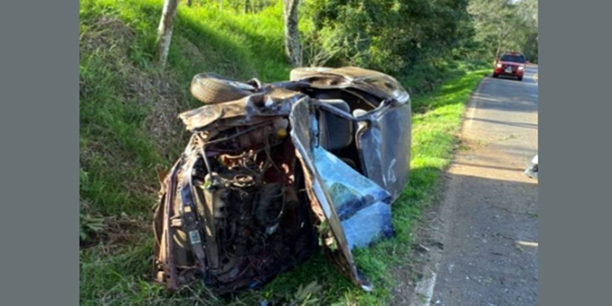 Dois ficam feridos após carro capotar na PR-471, em Enéas Marques