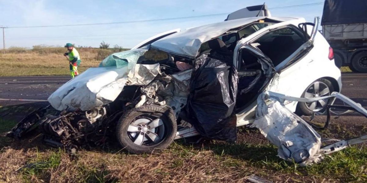 Duas pessoas morrem e outras três ficam feridas após colisão frontal entre carro e caminhão