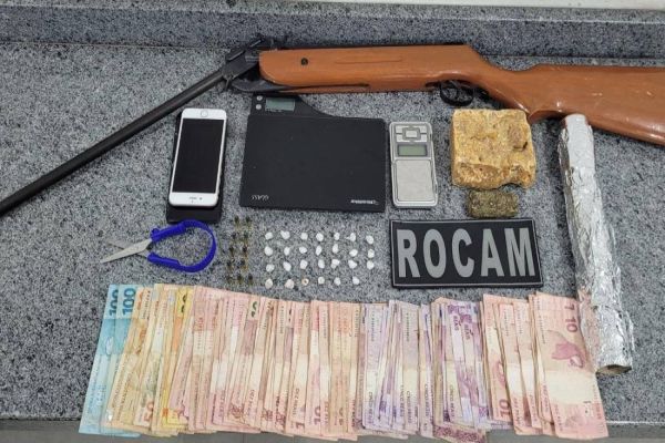 Casal é detido pela PM por tráfico de drogas no bairro Interlagos