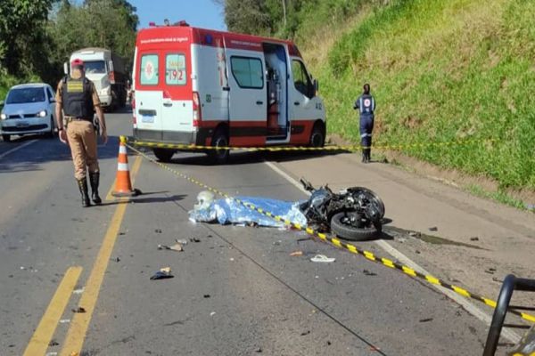Imagem referente a notícia: Mulher morre em grave acidente entre moto e ônibus na PR-280