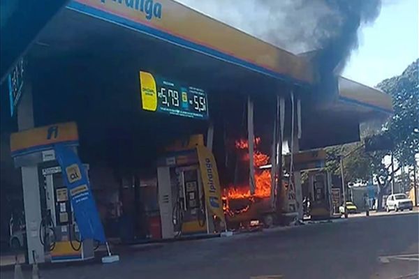 Imagem referente a notícia: Veículo pega fogo e chamas atingem posto de combustíveis em Londrina