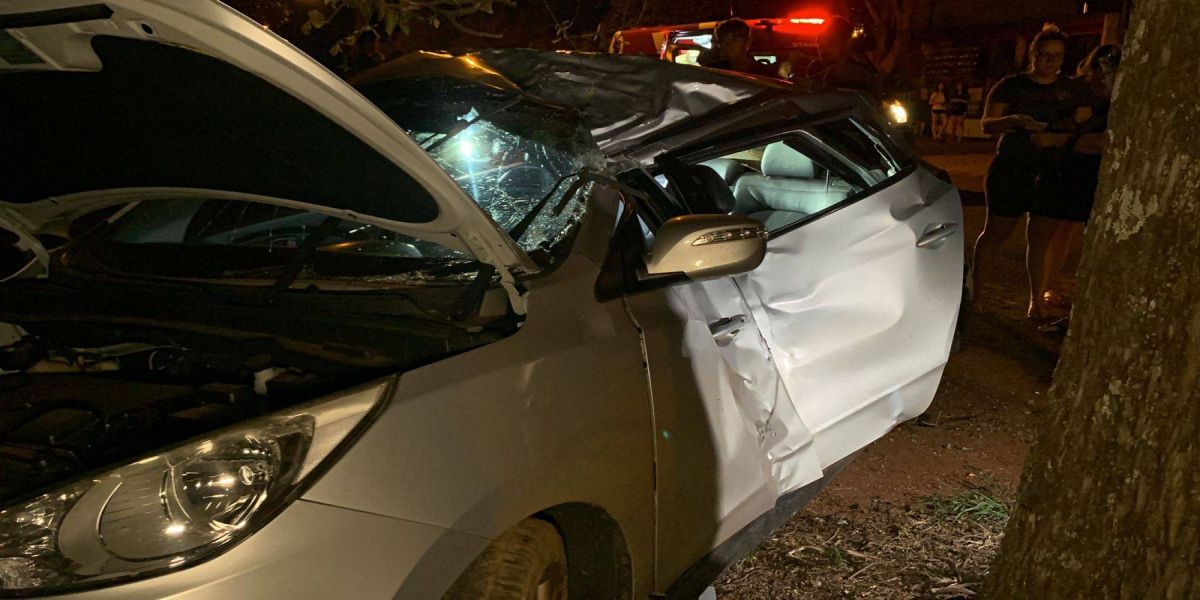 Quatro pessoas ficam feridas após carro colidir contra árvore em Cascavel
