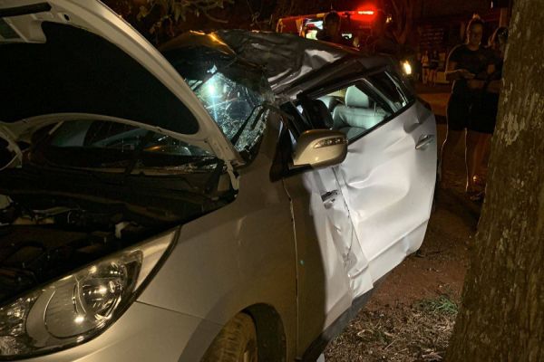 Imagem referente a notícia: Quatro pessoas ficam feridas após carro colidir contra árvore em Cascavel