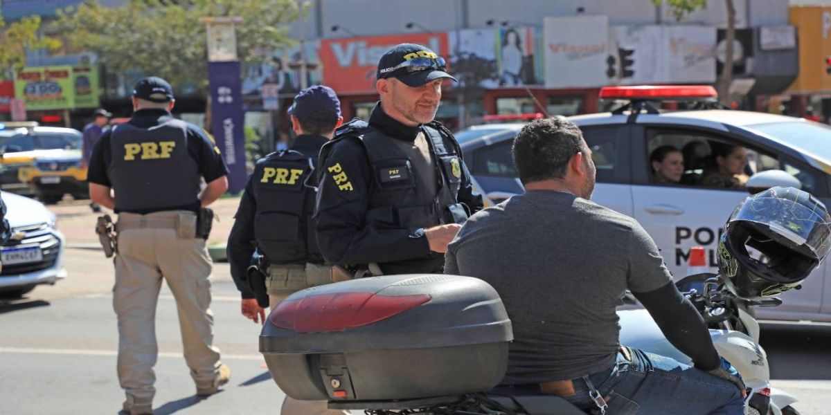 Cotrans realiza ação no Dia do Motociclista visando conscientização dos condutores