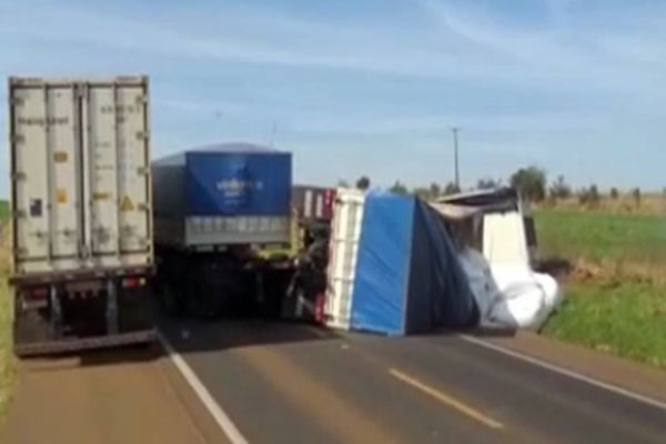 Imagem referente a notícia: Homem morre após grave acidente na BR 277 em Candói; Congestionamento chega a 10 km