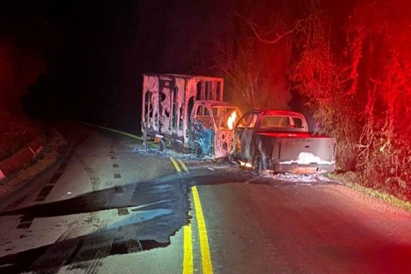 Veículos ficam totalmente destruídos em incêndio após colisão frontal na PR-471 em Três Barras do PR