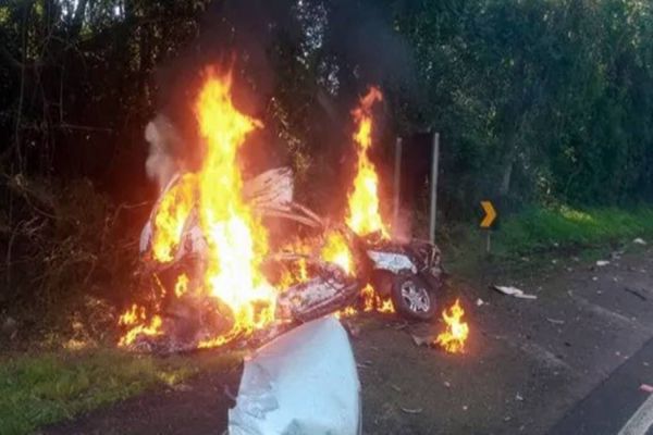 Veículo pega fogo e quatro pessoas morrem em grave acidente de trânsito na  BR-386, no RS