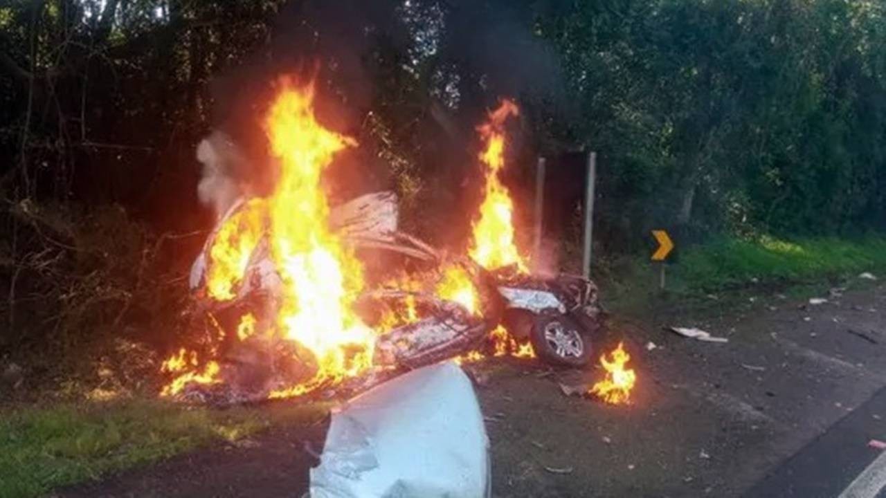 Veículo pega fogo e quatro pessoas morrem em grave acidente de trânsito na BR-386, no RS