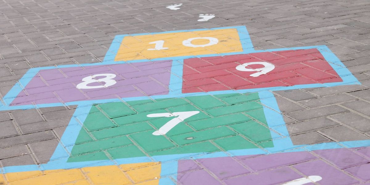 Brincadeiras antigas ainda são as preferidas das crianças, além de oferecerem conteúdo pedagógico