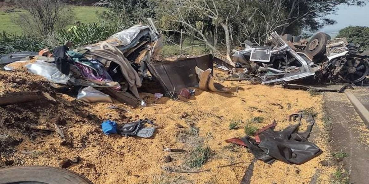 Grave acidente com caminhão deixa um morto e um ferido na SC-480