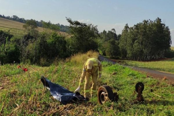 Imagem referente a notícia: Mulher morre após ser ejetada de veículo em acidente na PR-497, em São Miguel do Iguaçu