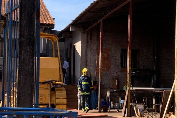 Imagem referente a notícia: Princípio de incêndio é registrado no Loteamento Alvorada; O fogo teria começado em um sofá