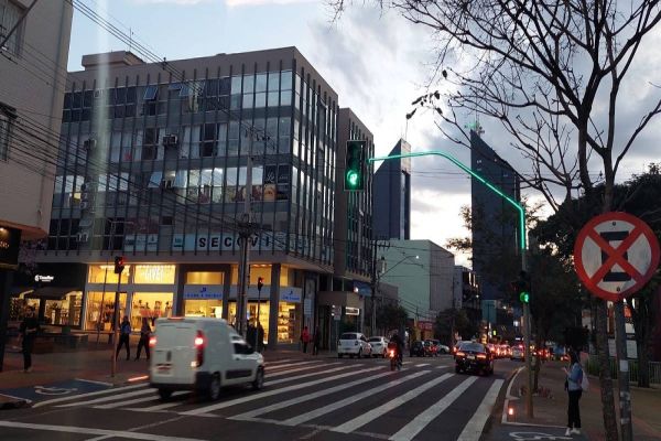 Inédito:Cascavel adota sinalização sensorial de LED em semáforos para reforçar a atenção ao trânsito