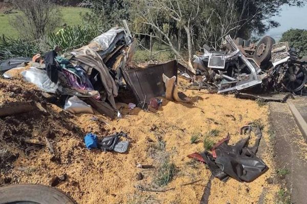 Grave acidente com caminhão deixa um morto e um ferido na SC-480