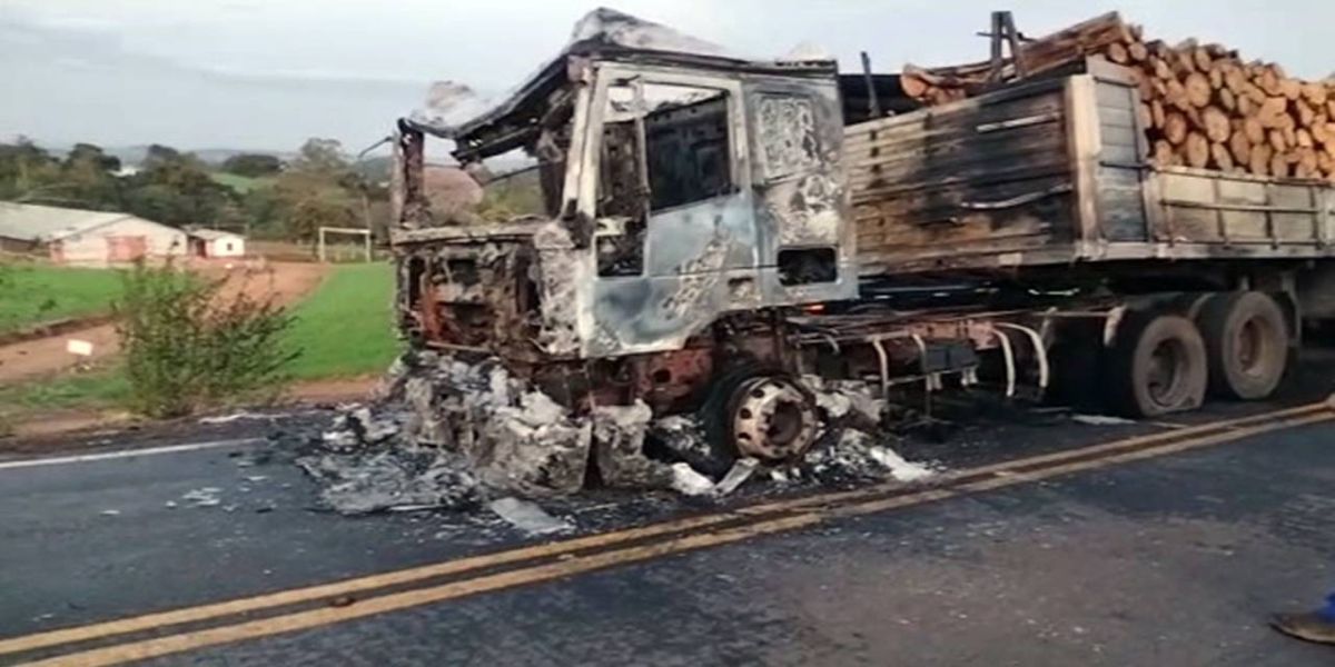 Caminhão é destruído pelo fogo na PR-493, em Dois Vizinhos
