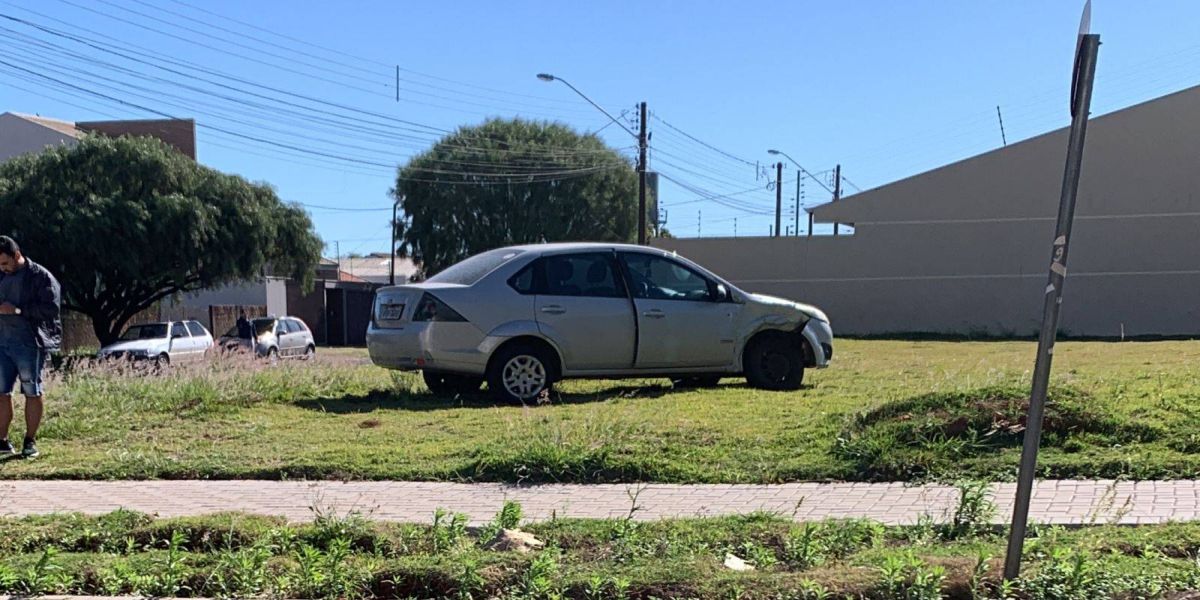 Fiesta vai parar em terreno desocupado após forte colisão no Bairro Pacaembu