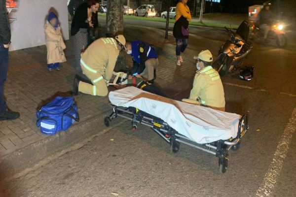 Imagem referente a notícia: Motociclista fica ferida em colisão de trânsito na Avenida Rocha Pombo, em Cascavel