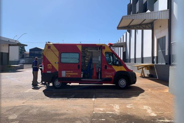 Imagem referente a notícia: Mulher de 48 anos fica ferida após cair de escada na Avenida Brasil
