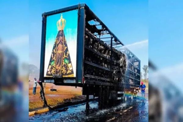 Fogo destrói carreta com algodão e imagem de Nossa Senhora fica intacta em MS