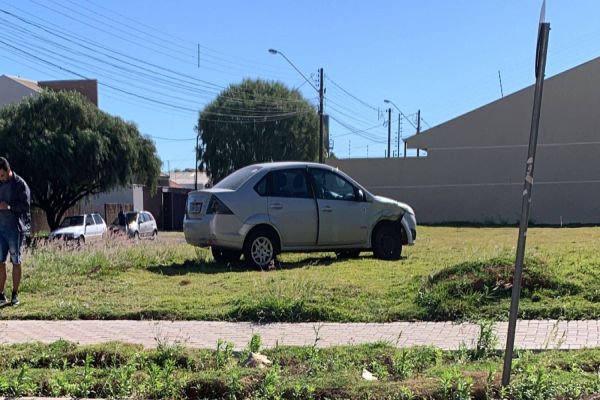Imagem referente a notícia: Fiesta vai parar em terreno desocupado após forte colisão no Bairro Pacaembu