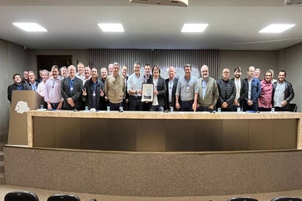 Ex-governador Beto Richa recebe homenagem dos prefeitos do Oeste
