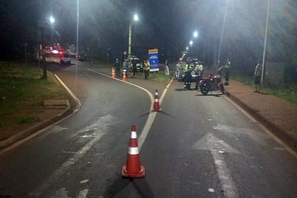 Dezessete condutores não regularmente habilitados e sete embriagados são autuados em blitz