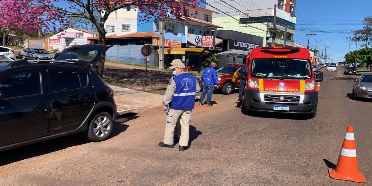 Ciclista fica ferido ao bater em porta de automóvel na região do lago em Cascavel