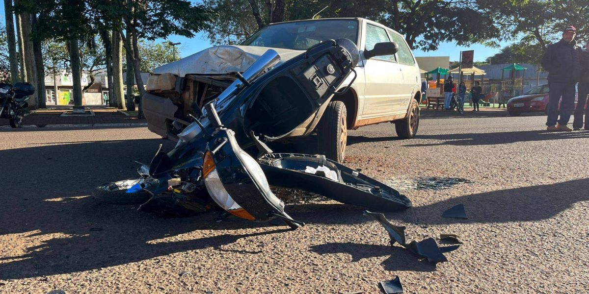 Motociclista fica ferido em forte colisão no centro de Corbélia