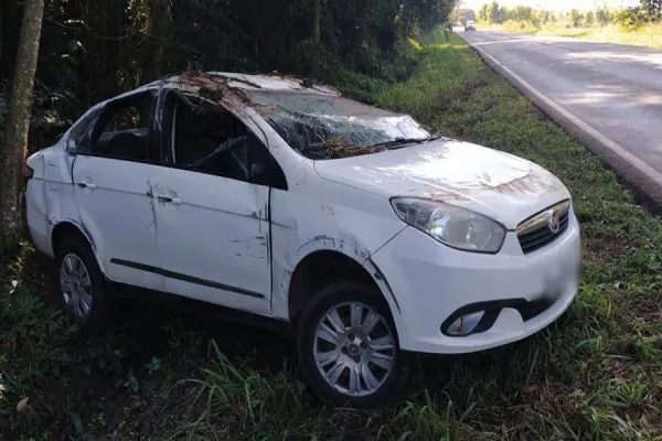 Foto relacionada a notícia: Fiat Siena capota na PR-473 em Quedas do Iguaçu; Caminhão envolvido não parou para prestar socorro