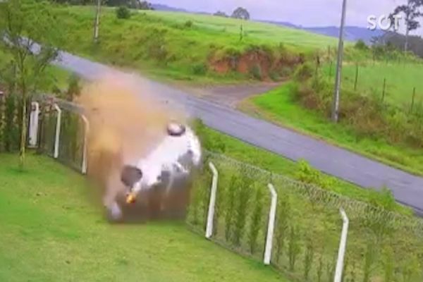 Imagem referente a notícia: Impressionante: Câmera de segurança registra capotamento na PR-487