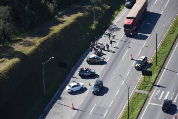 Ação conjunta entre PRF, PC e PM prende 20 pessoas fazendo racha na BR-277