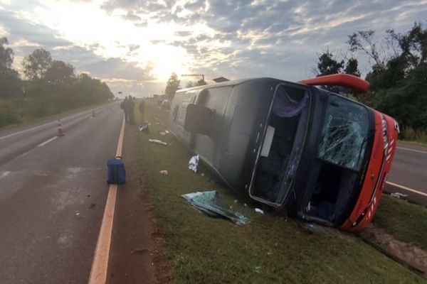Ônibus com 36 passageiros tomba na BR 277 entre Santa Terezinha e São Miguel do Iguaçu