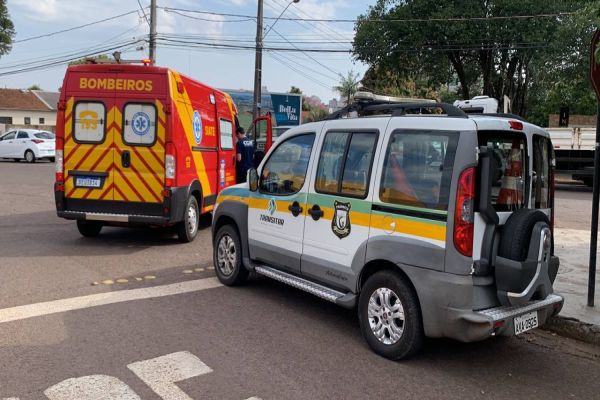 Imagem referente a notícia: Três pessoas ficam feridas em forte colisão entre Uno e Gol na Rua Jacarezinho
