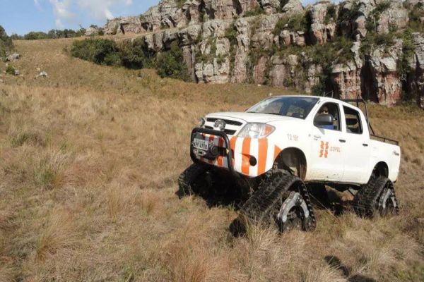 Imagem referente a notícia: Conheça o veículo "Transformer" da Copel; Hilux com esteiras que chama a atenção dos Paranaenses