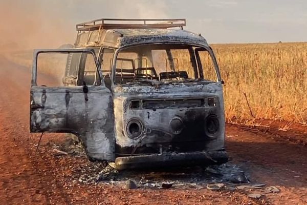 Kombi de trabalhador é destruída após incêndio no interior de Assis Chateaubriand