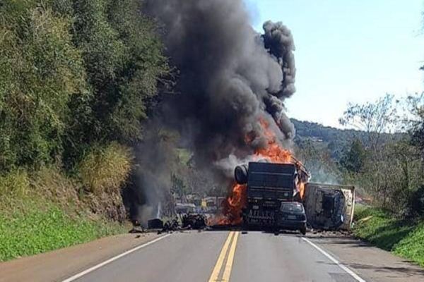 Imagem referente a notícia: Dois homem morrem em colisão entre dois caminhões na BR-277, em Cantagalo