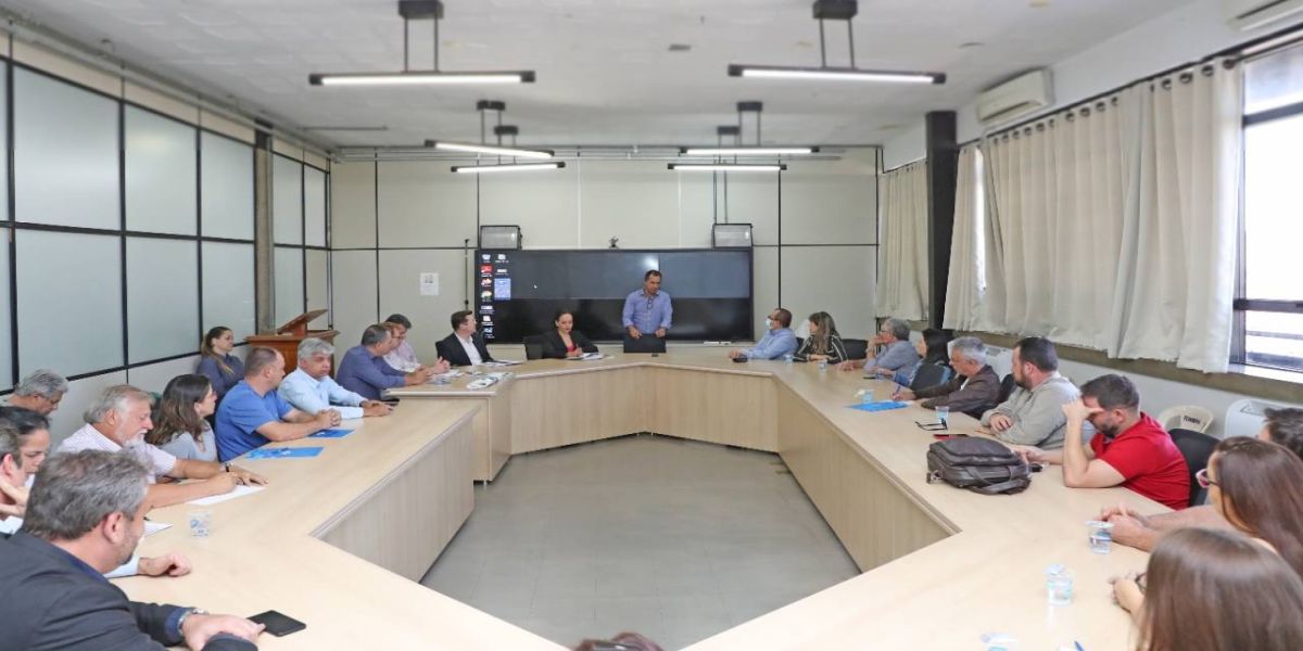 Comitiva composta por prefeitos e líderes mineiros conhecem programas desenvolvidos em Cascavel