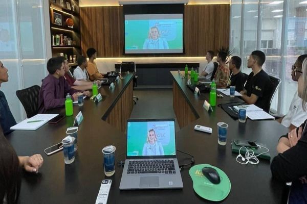 Formação profissional em cooperativismo de crédito qualifica jovens para mercado de trabalho