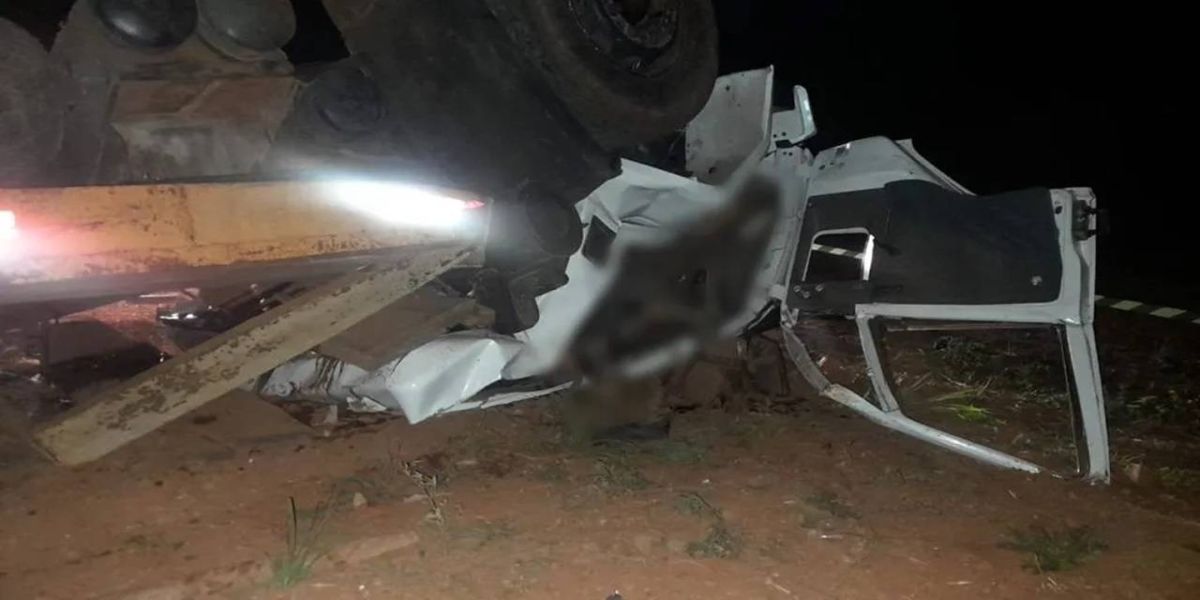 Três homens morrem em capotamento de caminhão no centro-sul do Paraná