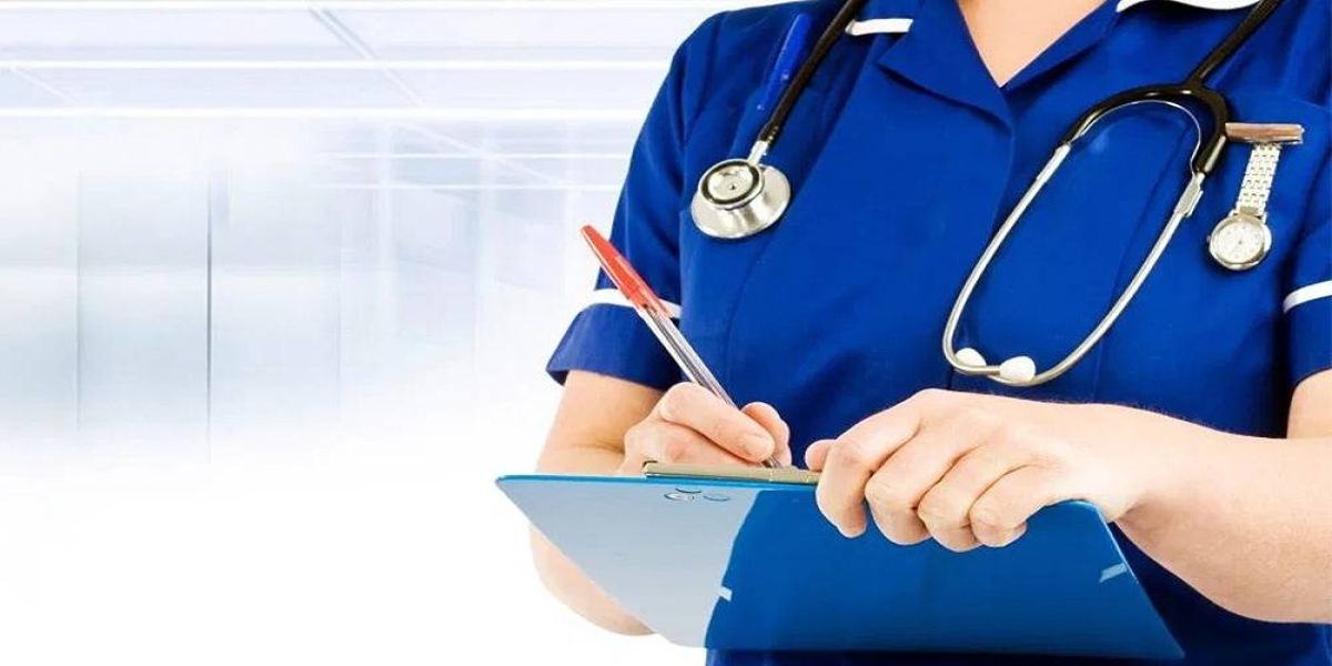 Bolsonaro sanciona projeto que fixa piso salarial para enfermeiros, técnicos, auxiliares e parteiras