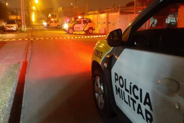 Homem abraça 'amigo' em bar antes de atirar contra ele, na Região Metropolitana de Curitiba