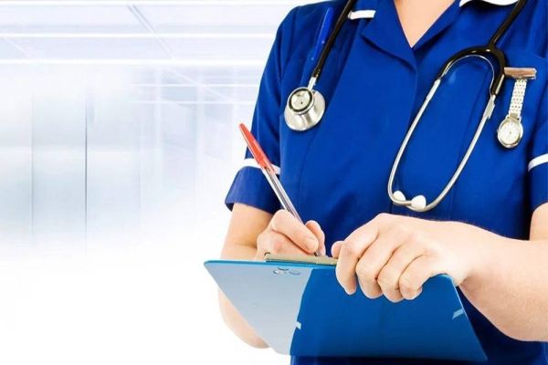 Bolsonaro sanciona projeto que fixa piso salarial para enfermeiros, técnicos, auxiliares e parteiras