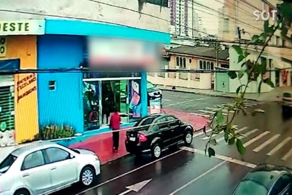 Imagem referente a notícia: Câmera de segurança registra ação dos assaltantes da Rua Jorge Lacerda em Cascavel