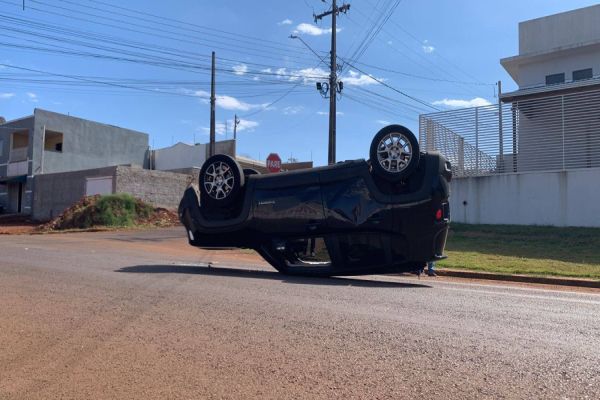 Imagem referente a notícia: Dois acidentes de trânsito são registrados no mesmo cruzamento em poucos segundos no Bairro Brasília