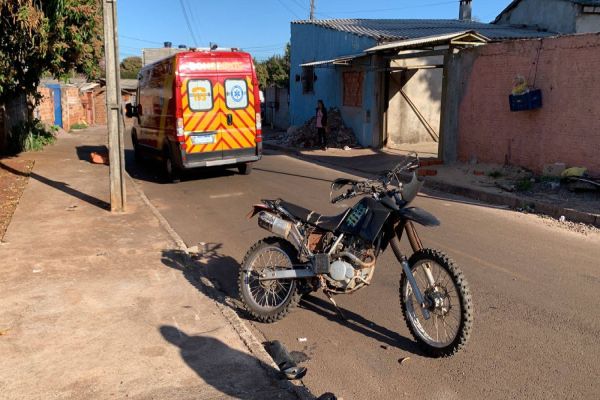 Imagem referente a notícia: Motociclista colide contra poste de iluminação publica e Siate é acionado no Bairro Interlagos
